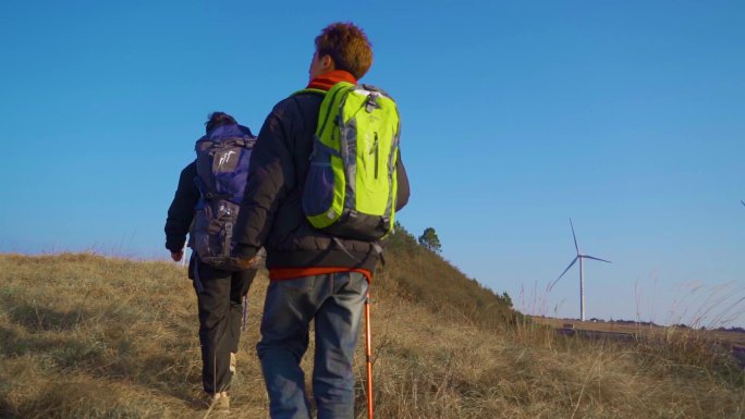 团队登山背影一群人登上山顶背包客攀登顶峰