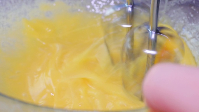 黄油筛入面粉糖粉烘焙西点制作