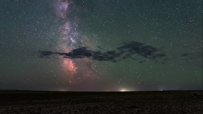 戈壁滩地平线的银河星空延时