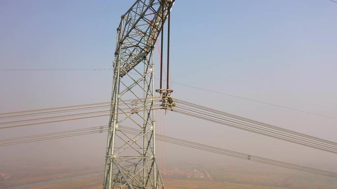 航拍电力工人特高压电塔电网检修维护2