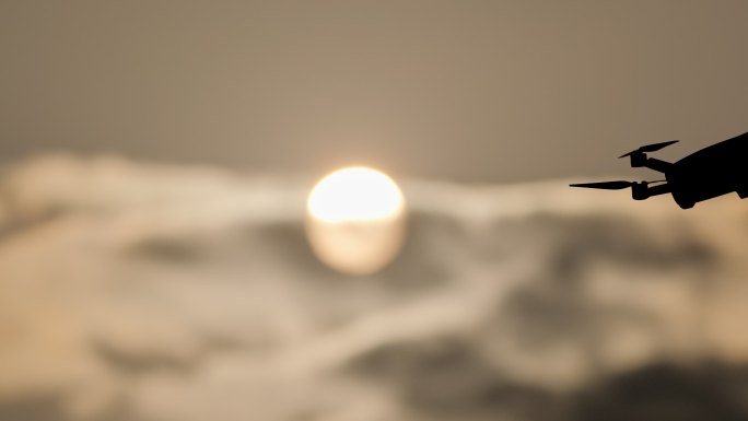 4K无人机穿过日落 凌日剪影 黄昏 飞行