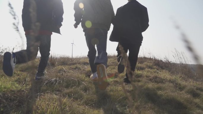 一群少年山顶奔跑追逐梦想草地狂奔追光少年