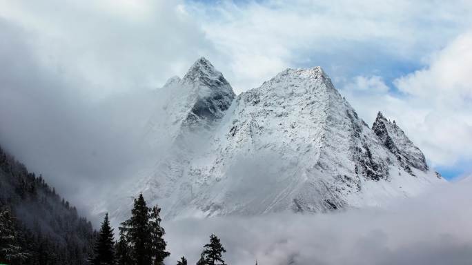 高原雪山云雾山景延时4K