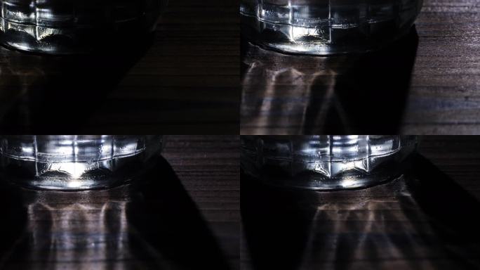 木桌上的水杯光影变化