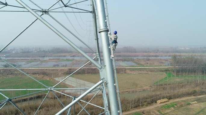 4K航拍电力工人爬上高压电塔