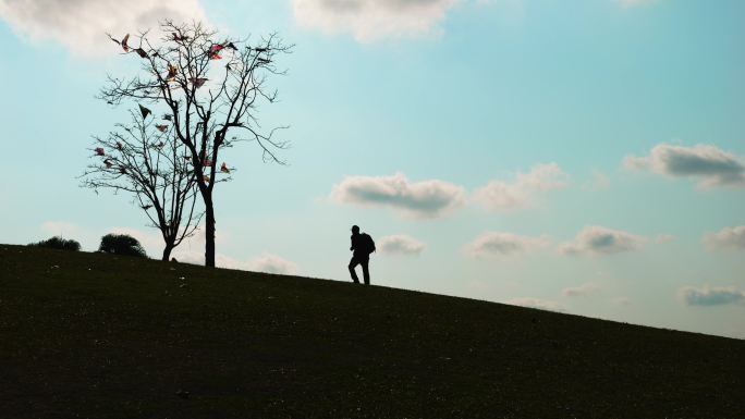 登山行走奔跑山顶张开双臂剪影正能量