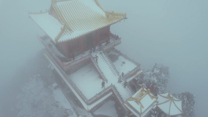 秦岭南五台雾天雪景航拍