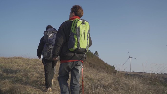 团队登山背影一群人登上山顶背包客攀登顶峰