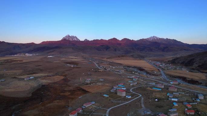 川西藏族村庄和雪山日照金山