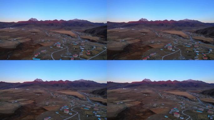 川西藏族村庄和雪山日照金山