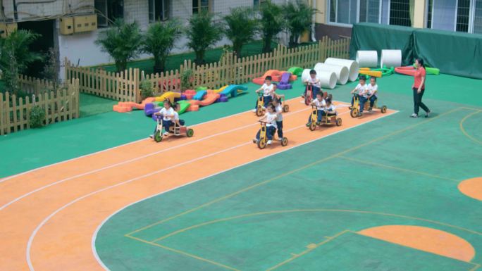 幼儿园活动骑车滚车儿童开心玩耍 幼儿园