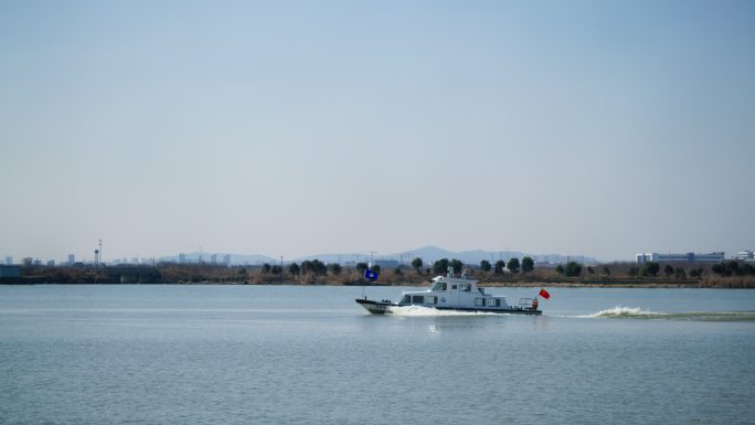 4k中国海事巡查船航行在湖中