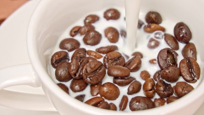 咖啡豆倒入牛奶白色液体 咖啡豆飞出升格