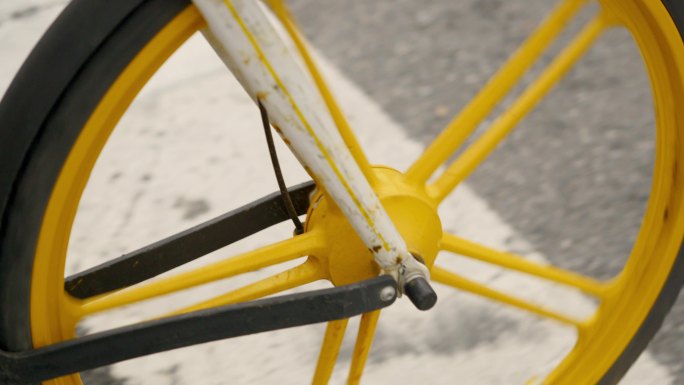 自行车轮子在慢镜头特写中旋转