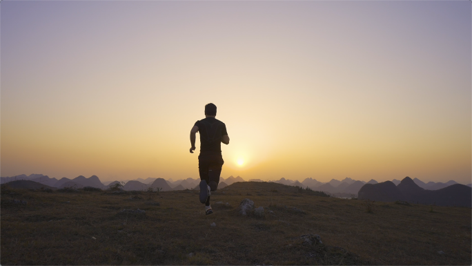 跑步奔跑年轻人运动正能量户外阳光黄昏奔跑
