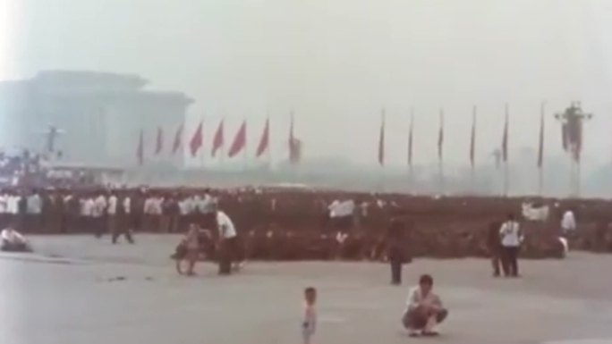 70年代北京天安门长安街放风筝合影拍照