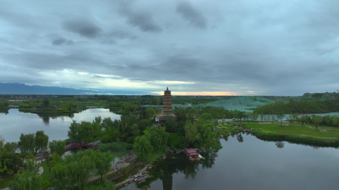 航拍西安渼陂湖春夏湖面秦岭古塔希区柯克