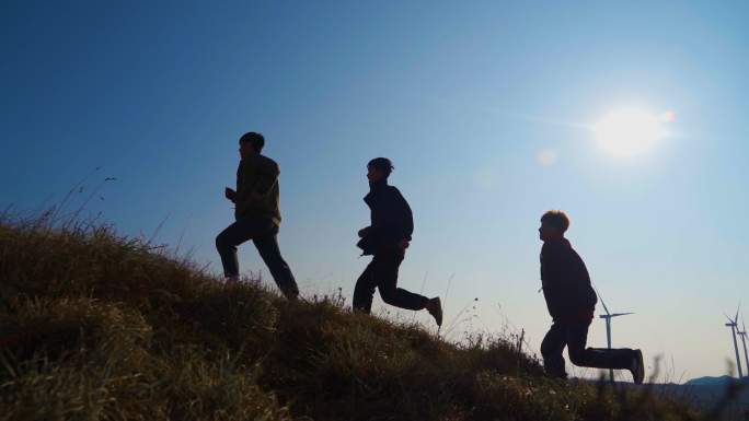 活力少年山顶奔跑人物剪影逆光爬山冲向山顶