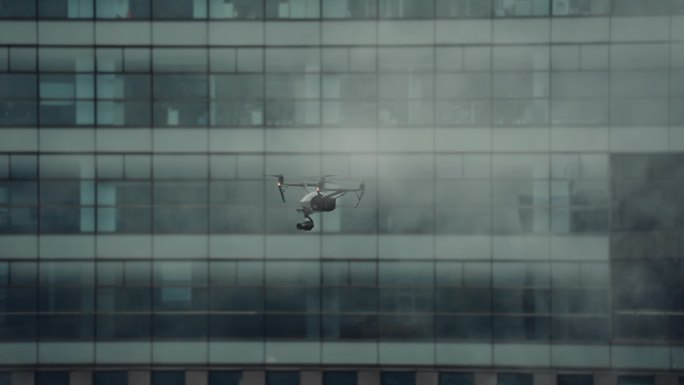 悟2无人机悬停在城市高楼间