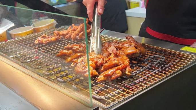 老北京街边小吃烤肠烤鸭烤鸡架烧烤美食