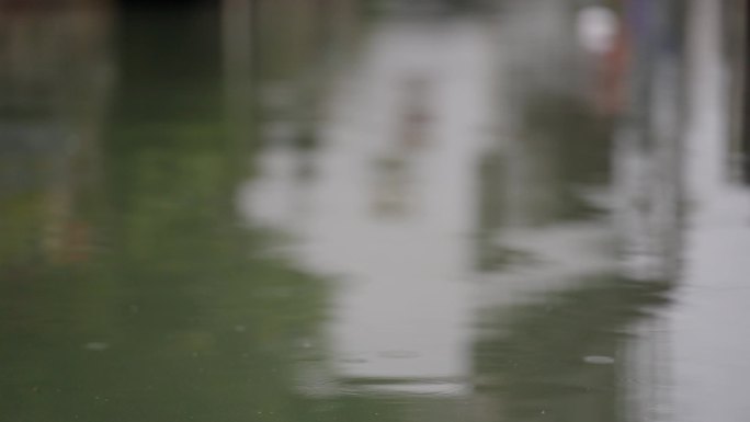 江南烟雨、雨水落入水面