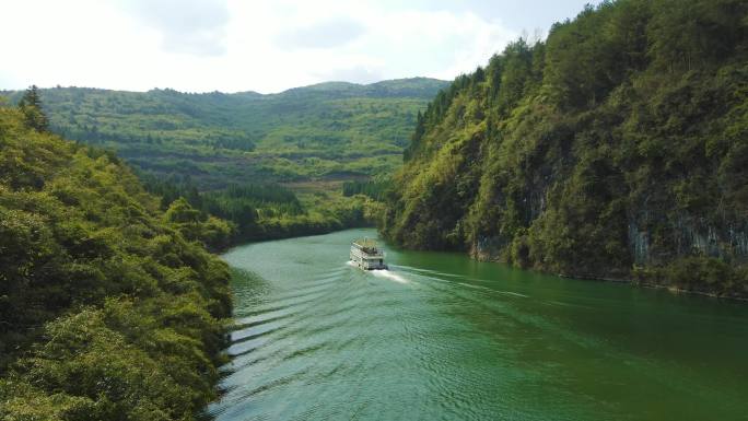 实拍河道风光游船行驶