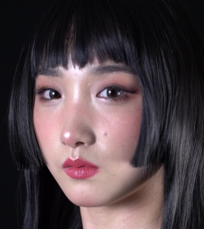 日系JK少女玩剑，面部特写，精致妆容