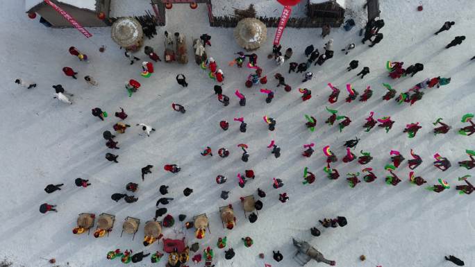 在雪地上扭秧歌的吉林市民