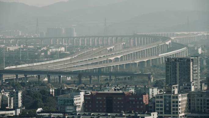 杭州南站长焦拍摄交错的轨道上行驶各种列车