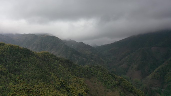 浙江山区里厚乌云