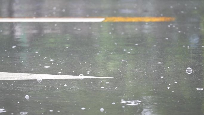 下雨天 马路 车流 行人