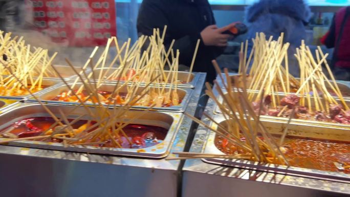老北京街边小吃烤肠烤鸭烤鸡架烧烤美食