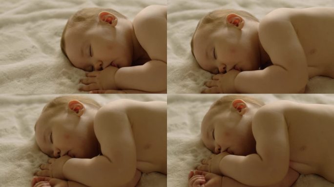 宝宝躺在婴儿床上舒服地睡午觉特写