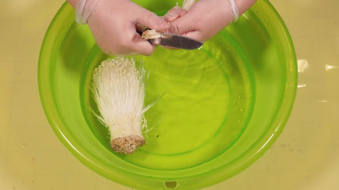 水盆清洗金针菇焯水涮金针菇食用菌