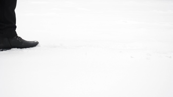 雪地脚步特写