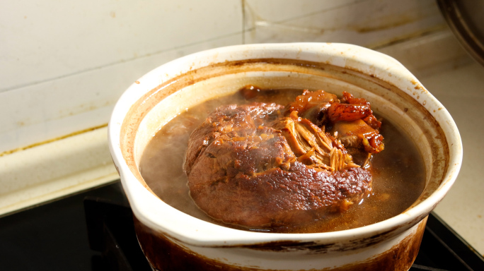 厨房砂锅里炖红烧肉