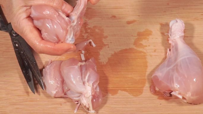 清洗鸡腿琵琶腿去皮剔骨鸡肉健身处理食材