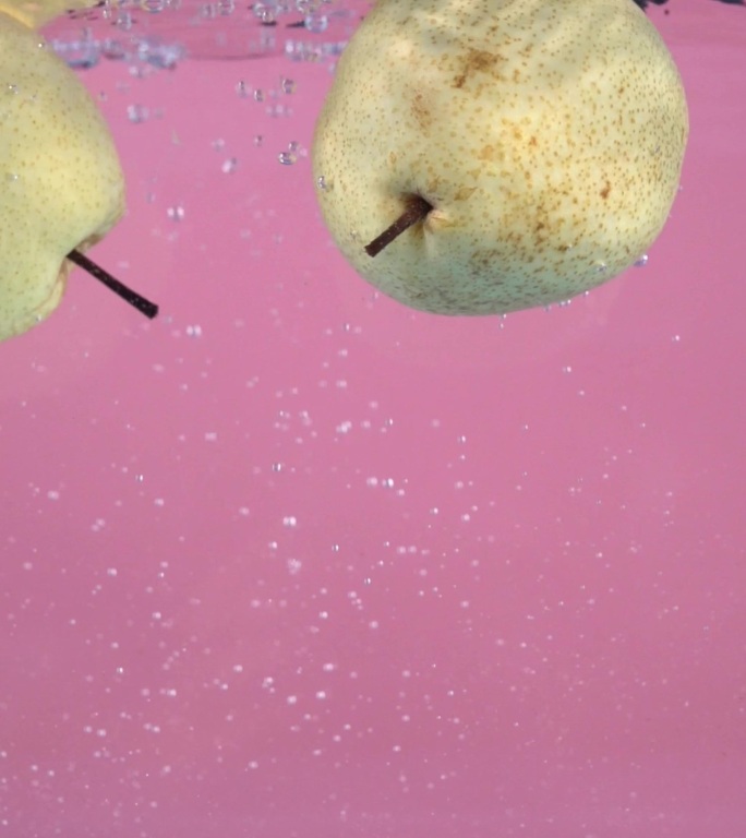 各种水果入水拍摄，粉色背景