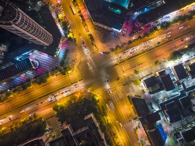 夜晚十字路口旋转上升夜景延时航拍