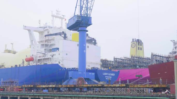 航拍造船厂生产基地远洋航行船坞舟山吊机