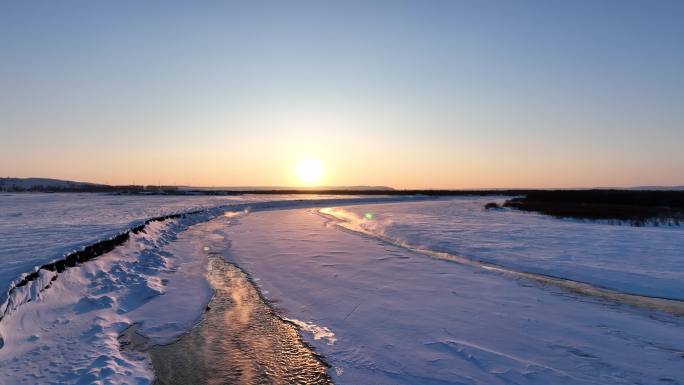 航拍冬季雪原冰河迷雾夕照