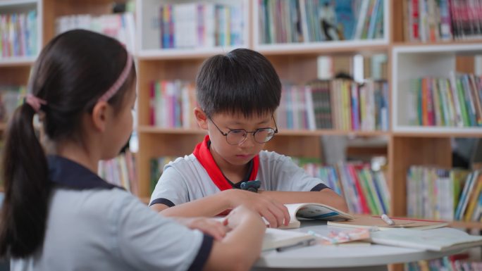 看书的学生