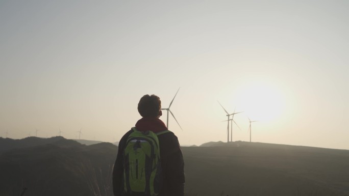 阳光少年成功登顶山顶挥手呐喊眺望远方思考