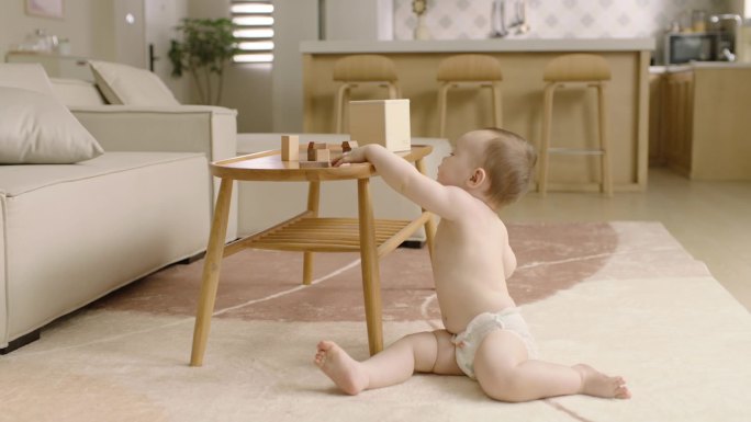 可爱的宝宝坐在地毯上玩耍 开心欢笑特写