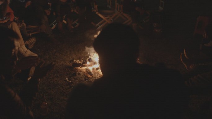 呼伦贝尔大草原夜晚众人围坐烤篝火烤火