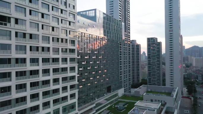 深圳前海蛇口高楼大厦穿梭航拍傍晚科技现代