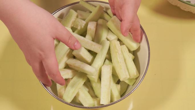 茄子长茄子去皮切条腌制制作鱼香茄子做饭