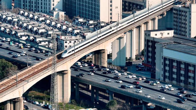 火车在城市中穿梭行驶