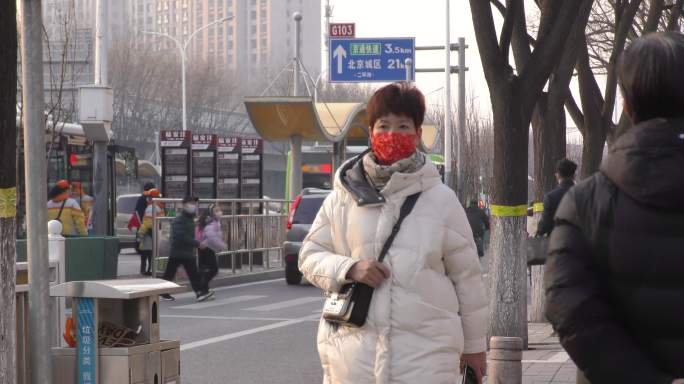 路上行人形形色色生活城市阳光人文街景