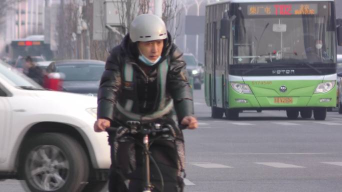 城市夕阳街景街道骑行都市生活上下班过马路